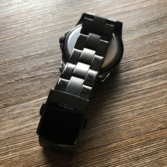 🖤 Women’s Black GUESS Watch | Pre-Loved | Needs Battery - Picture 6 of 9